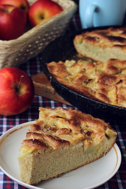 Torta di mele dolce preparata a casa.