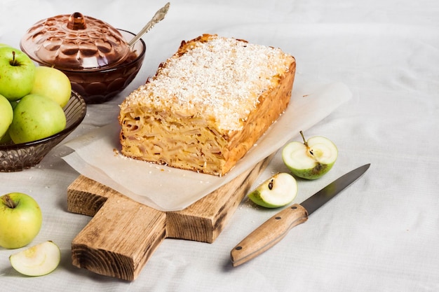 Torta di mele e cocco sul tagliere di legno