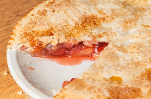 Torta di mele e fragole fatta in casa