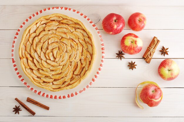 Torta di mele e ingredienti con mele e cannella