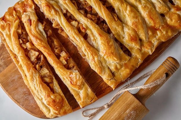 Torta di mele e noci fatta in casa su una tavola di legno. Mangiare a casa