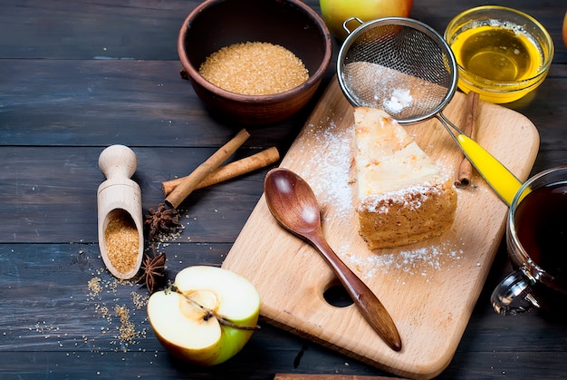 Torta di mele e tè su un tavolo di legno