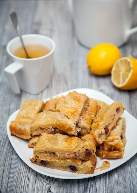 Torta di mele e uvetta