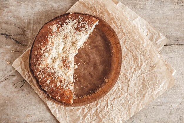 Torta di mele fatta in casa a fette su struttura di sfondo in legno vintage