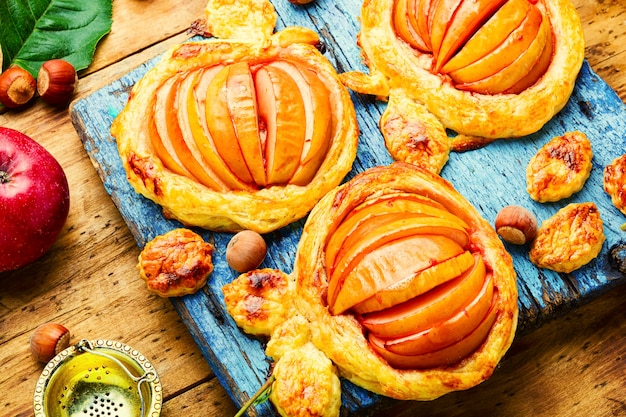 Torta di mele fatta in casa autunnale. Mini torta di stagione. Frutta cotta in pasta.