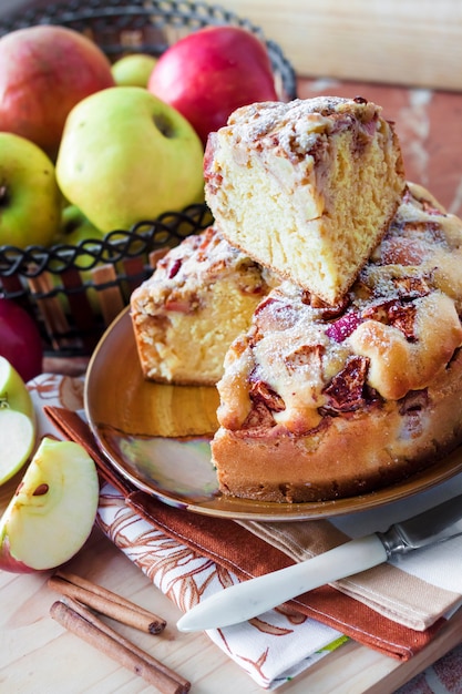 Torta di mele fatta in casa con cannella sul piatto