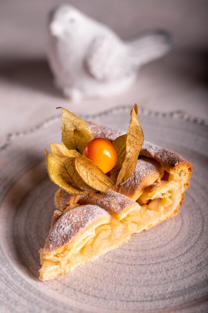 Torta di mele fatta in casa con fisalis su un piatto