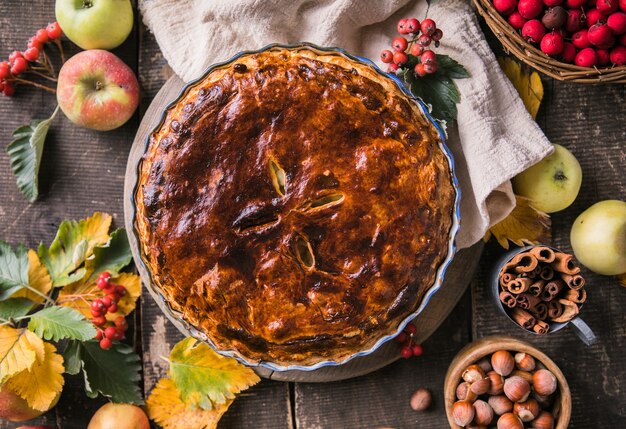 Torta di mele fatta in casa con frutta e foglie d'autunno