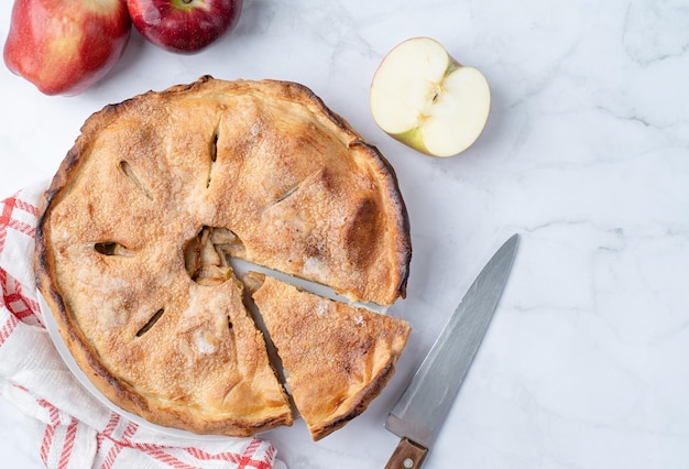 Torta di mele fatta in casa con mele rosse fresche