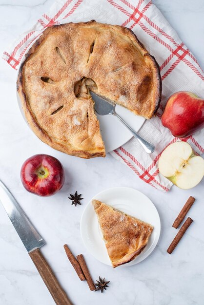 Torta di mele fatta in casa con mele rosse fresche