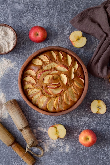 Torta di mele fatta in casa in piatto di ceramica su sfondo grigio