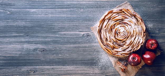 Torta di mele fatta in casa isolato su sfondo di legno