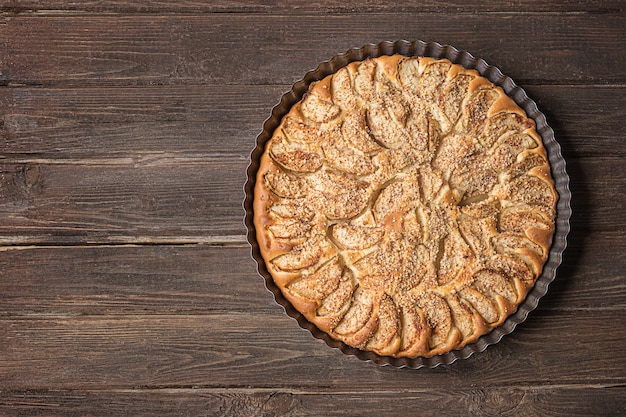 Torta di mele fatta in casa su fondo rustico scuro