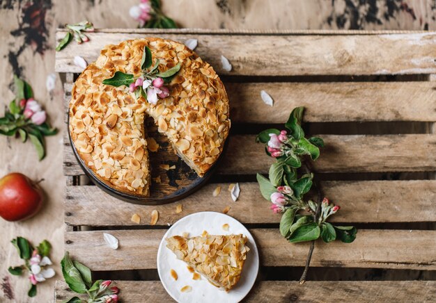 Torta di mele fatta in casa su un tavolo di legno