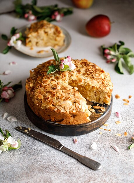 Torta di mele fatta in casa su un tavolo di legno