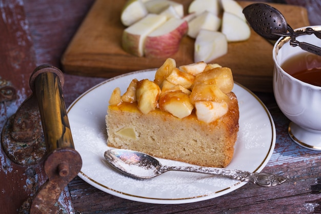 Torta di mele francese su un piatto su sfondo vintage