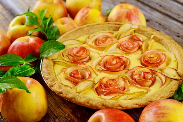 Torta di mele fresca con decorazione come una rosa. Avvicinamento.