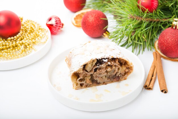 Torta di mele per le vacanze di Capodanno, decorazioni natalizie, sfondo bianco