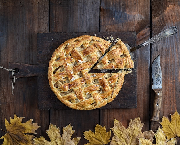 Torta di mele rotonda intera al forno