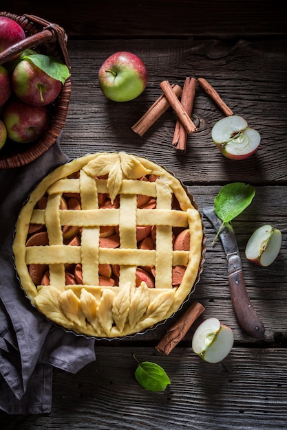 Torta di mele rustica con cannella e frutta fresca