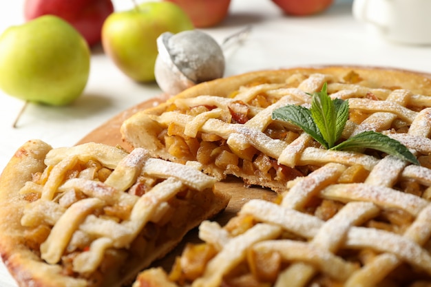 Torta di mele saporita su fondo di legno bianco, fine su