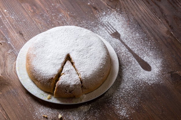 Torta di mele spolverata di zucchero a velo