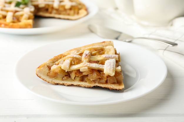 torta di mele su fondo di legno bianco