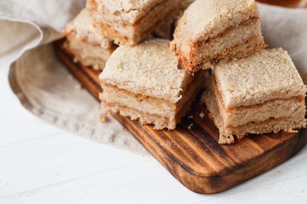 Torta di mele su tavola di legno nei toni del beige