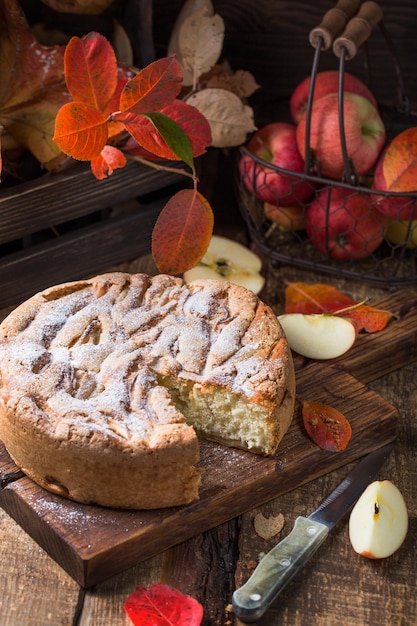 Torta di mele su uno sfondo di legno rustico marrone