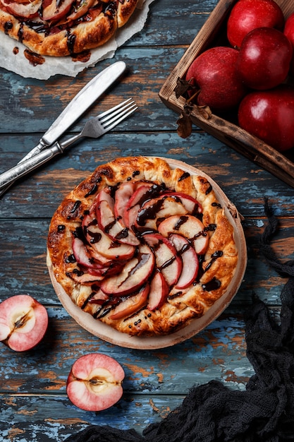 Torta di mele sul tavolo di legno. Crostata di mele sul tavolo di legno