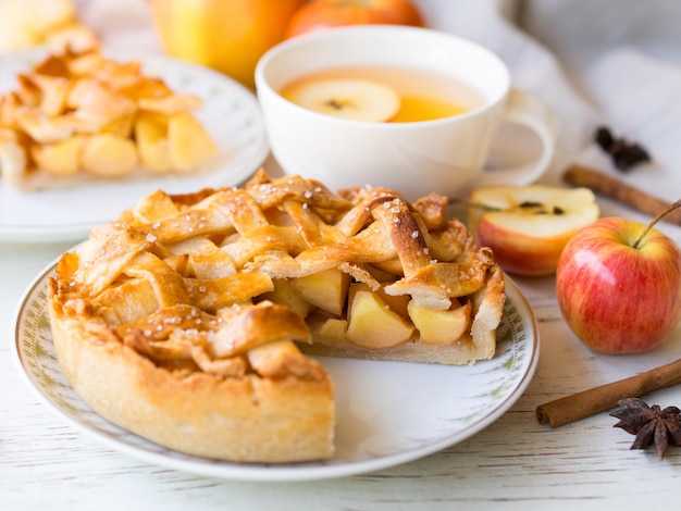 Torta di mele sulla tavola di legno