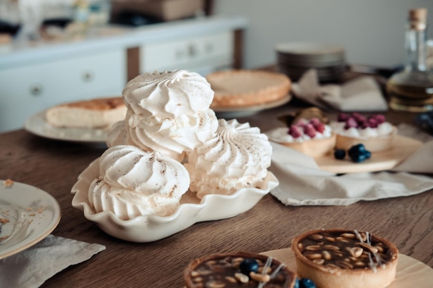 Torta di meringa bianca e ariosa sul tavolo festivo in cucina