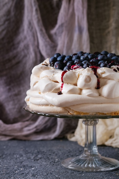 Torta di meringa Pavlova con mirtilli