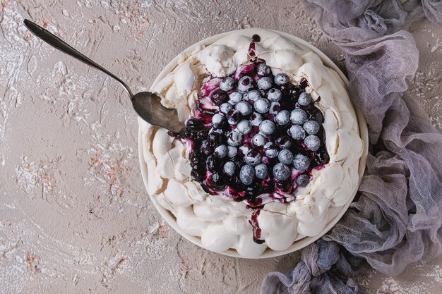 Torta di meringa Pavlova con mirtilli