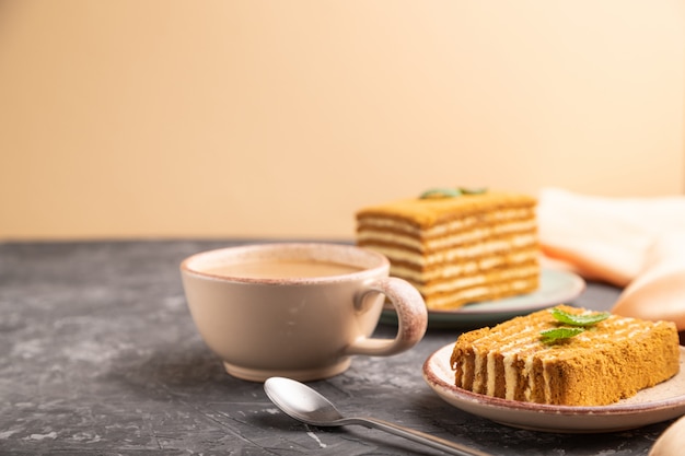 Torta di miele fatta in casa con crema di latte e menta con una tazza di caffè