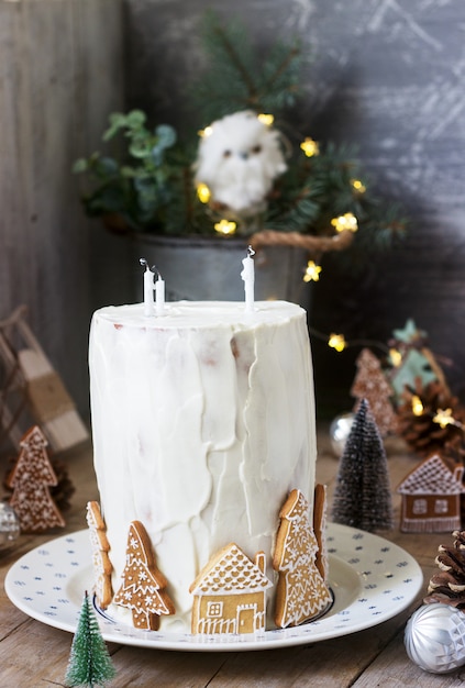 Torta di miele fatta in casa con panna acida, decorata con pan di zenzero