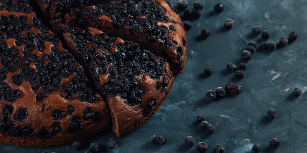 Torta di mirtilli con frutti di bosco, pasticceria fresca fatta in casa, su pietra. Copia spazio.