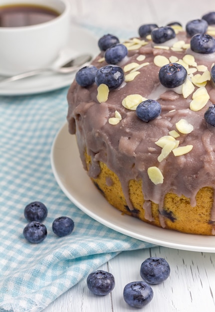 Torta di mirtilli fatta in casa con glassa e bacche in cima