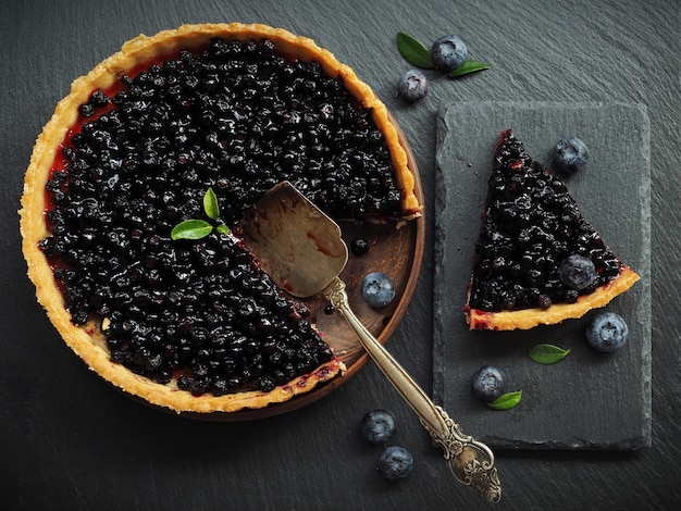 Torta di mirtilli fatta in casa con menta