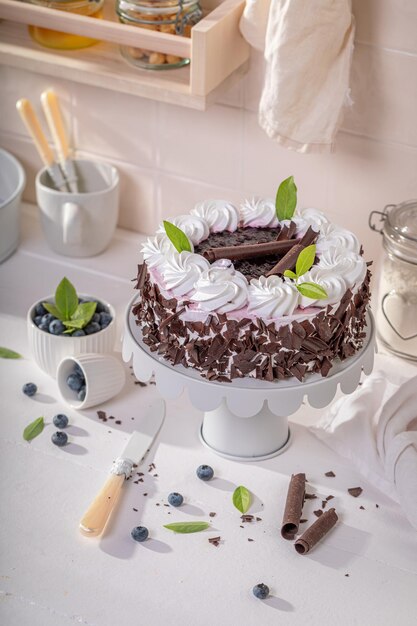 Torta di mirtilli fatta in casa servita come dessert estivo