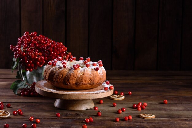 Torta di mirtilli rossa tradizionale di Natale. Preparazione della tavola festiva per la celebrazione del Natale