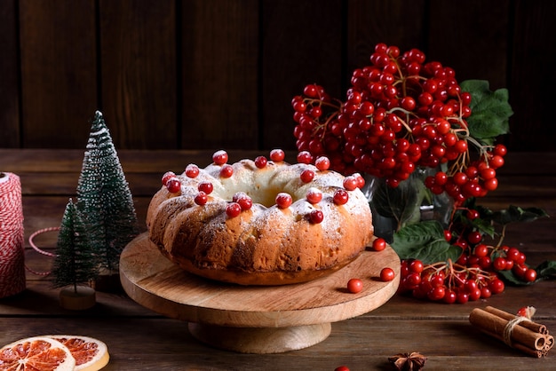 Torta di mirtilli rossa tradizionale di Natale. Preparazione della tavola festiva per la celebrazione del Natale