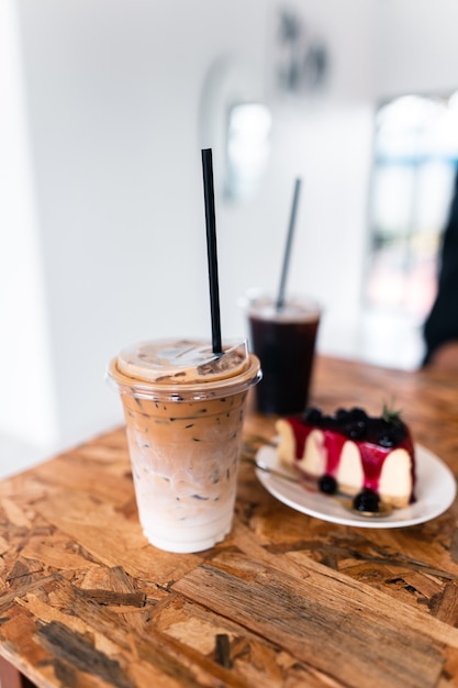 Torta di mirtilli su un piatto in un bar, dolci in una caffetteria