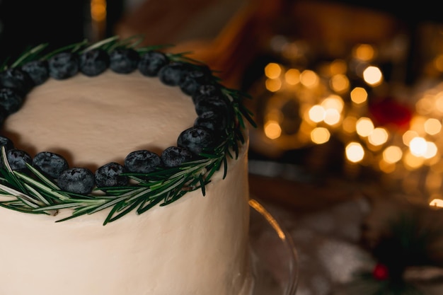 Torta di more con le luci di Natale sullo sfondo. Cibo e pasticceria.