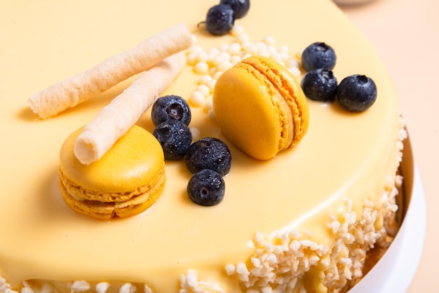 Torta di mousse al frutto della passione su fondo beige