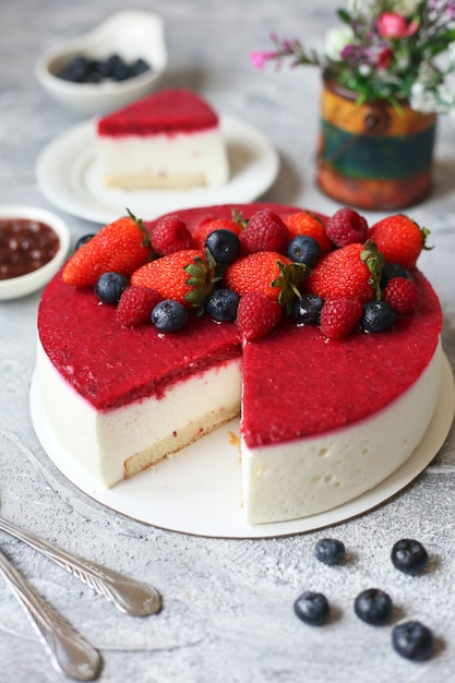 Torta di mousse con frutti di bosco in cima