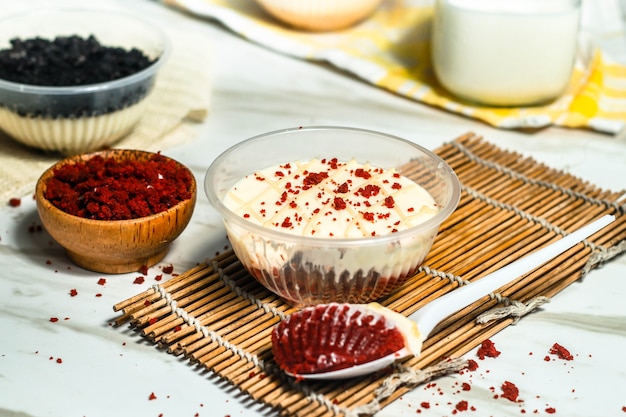 Torta di mousse di velluto rosso in tazza