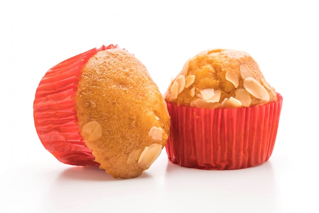 torta di muffin su sfondo bianco