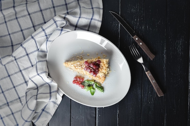 Torta di Napoleone con frutti di bosco