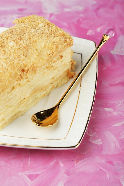 Torta di Napoleone sul piatto sul primo piano della tavola